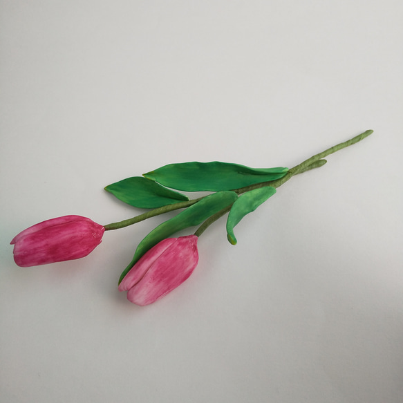 粘土の春色チューリップ 2輪セット 赤（濃いピンク）の花びらの樹脂粘土花　送料無料 4枚目の画像