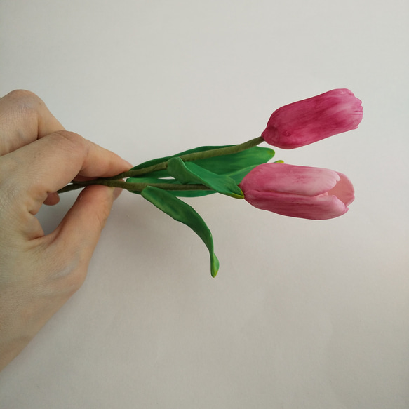 粘土の春色チューリップ 2輪セット 赤（濃いピンク）の花びらの樹脂粘土花　送料無料 7枚目の画像