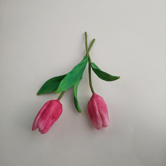 粘土の春色チューリップ 2輪セット 赤（濃いピンク）の花びらの樹脂粘土花　送料無料 3枚目の画像
