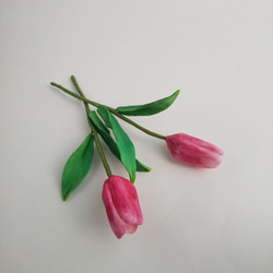 粘土の春色チューリップ 2輪セット 赤（濃いピンク）の花びらの樹脂粘土花　送料無料 2枚目の画像