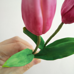 粘土の春色チューリップ 2輪セット 赤（濃いピンク）の花びらの樹脂粘土花　送料無料 9枚目の画像