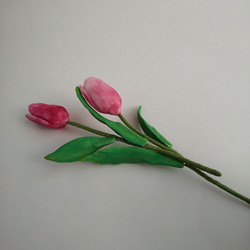 粘土の春色チューリップ 2輪セット 赤（濃いピンク）の花びらの樹脂粘土花　送料無料 5枚目の画像