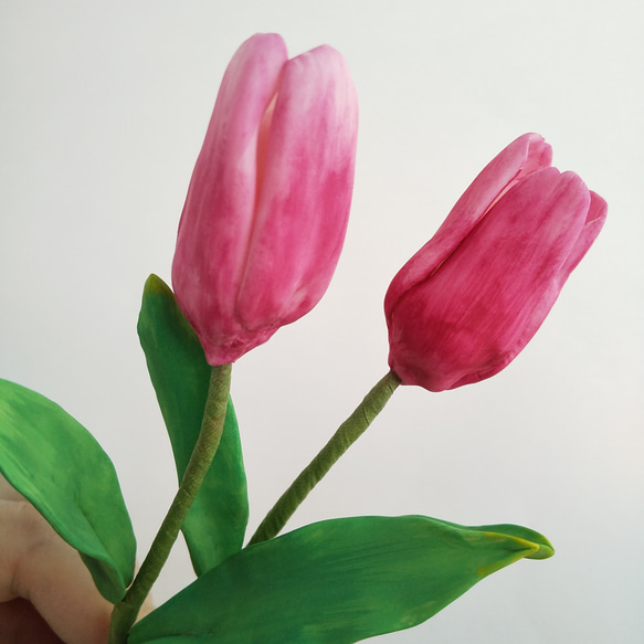 粘土の春色チューリップ 2輪セット 赤（濃いピンク）の花びらの樹脂粘土花　送料無料 8枚目の画像