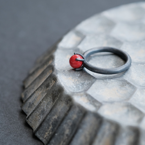 09097天然珊瑚付きりんご木の形 素晴らしいブローチ シルバー