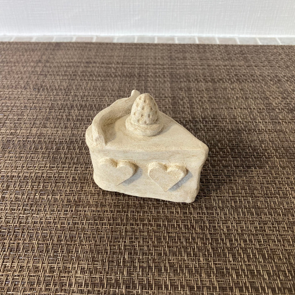 ハートのついたショートケーキ型の珍しいおうちオブジェ　ミニチュアハウス　置き物　置物　陶土でシンプルデザイン　スイーツ 3枚目の画像