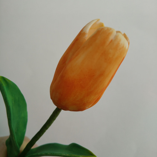 粘土の春色チューリップ 1輪 オレンジの花びらの樹脂粘土花