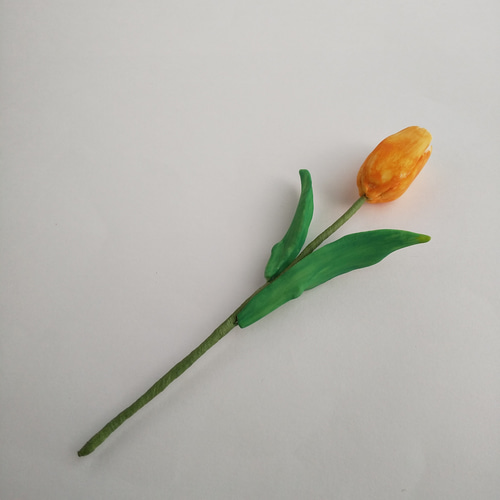 粘土の春色チューリップ 1輪 オレンジの花びらの樹脂粘土花