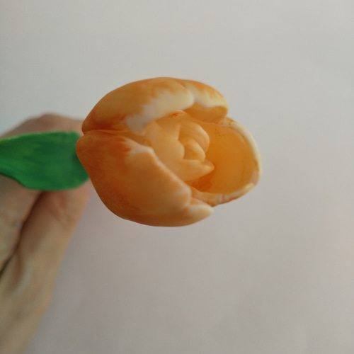 粘土の春色チューリップ 1輪 オレンジの花びらの樹脂粘土花
