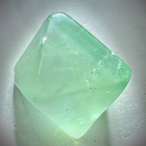 記憶力を高める石】虹入り✨ フローライト 八面体 蛍石 原石 天然石