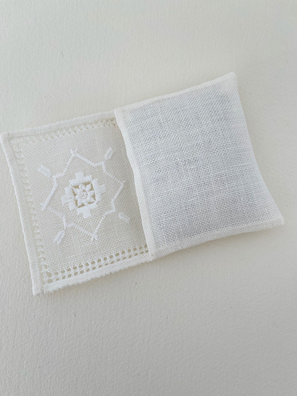 【小さいポーチ】白糸刺しゅうのポーチ/b/ラベンダーサシェ 4枚目の画像