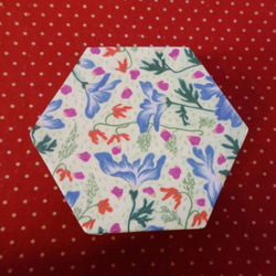 花柄模様の六角貼箱に お花の形の焼き菓子3種類詰め合わせ♪(*^▽^*) 5枚目の画像