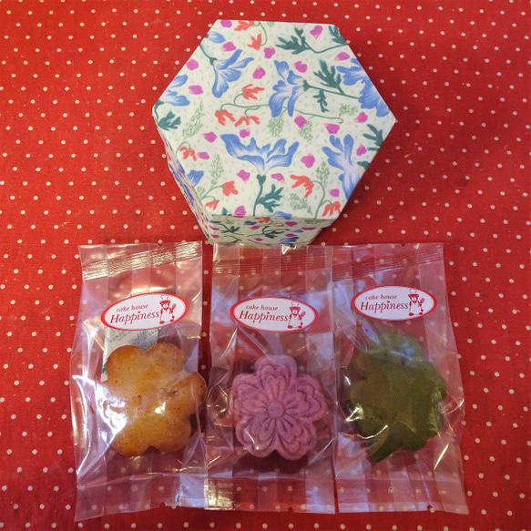 花柄模様の六角貼箱に お花の形の焼き菓子3種類詰め合わせ♪(*^▽^*) 2枚目の画像