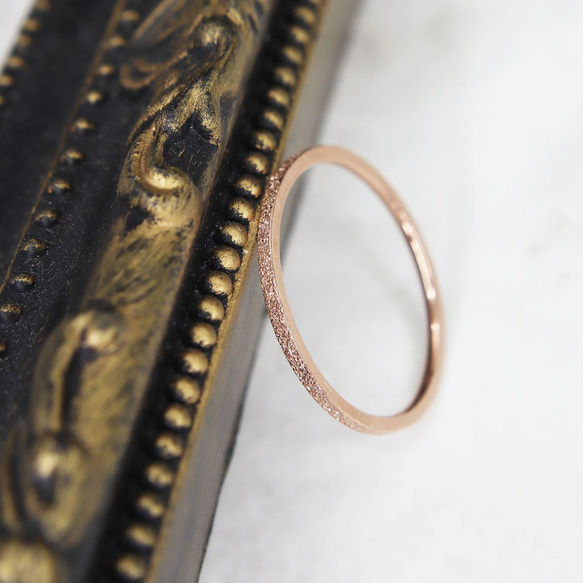 極細ラメリング ステンレス 指輪 華奢 上品 シンプル キラキラ  ピンクゴールド 細い 3枚目の画像