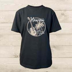 ハワイアンデザインTシャツ ウクレレ ユニセックスサイズ BLACK 半袖カットソー ギターのシルエット フラダンス音楽 1枚目の画像