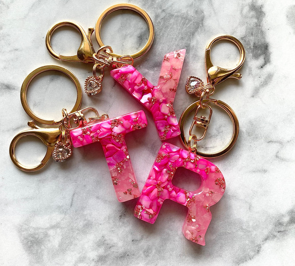 イニシャルレジンキーホルダー オーダー専用 pink shell♡ローズクォーツ レジンイニシャルキーホルダー