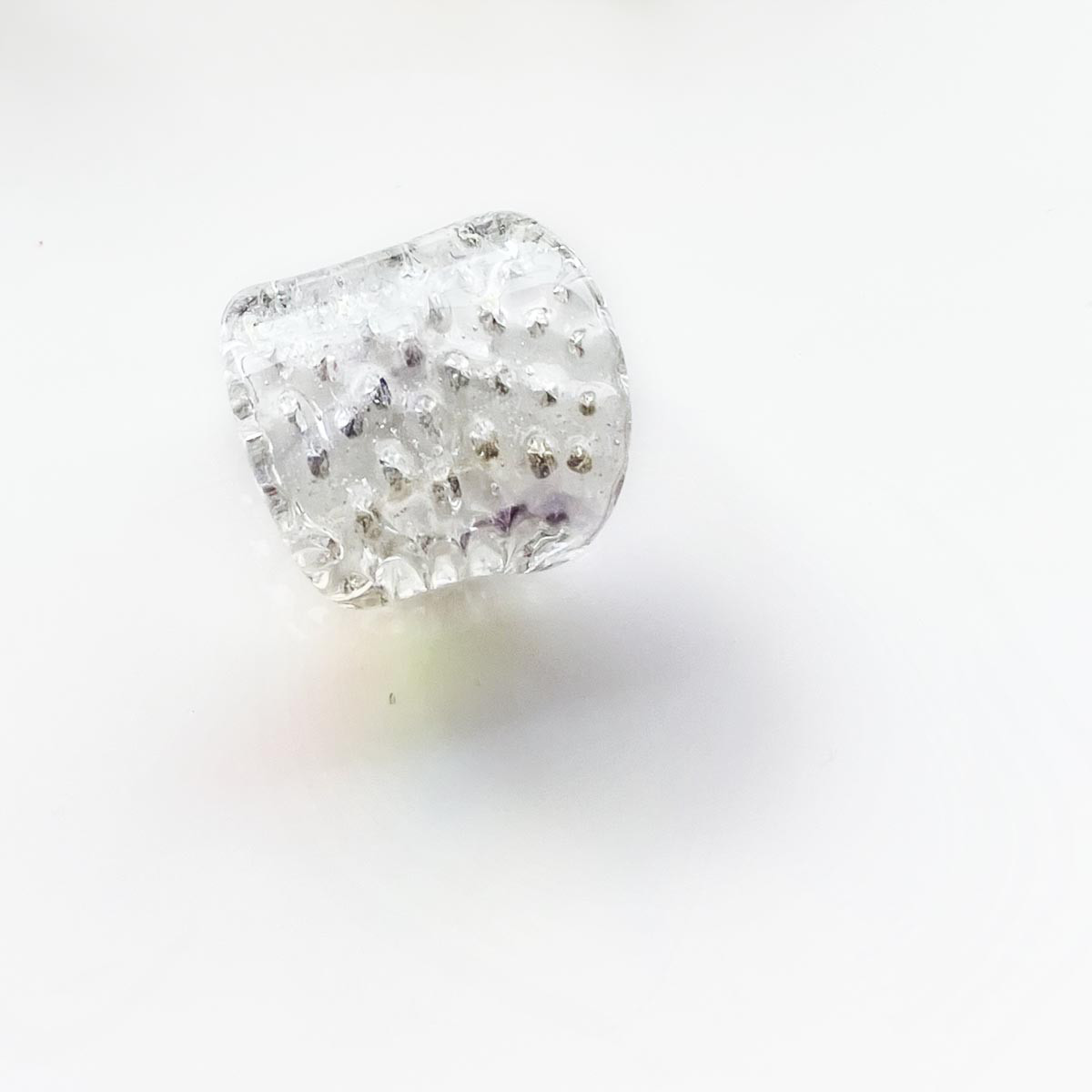 ガラスの帯留め　キラキラ 透明・クリアと銀粉の初夏の帯どめ　ガラス細工 オールガラス製