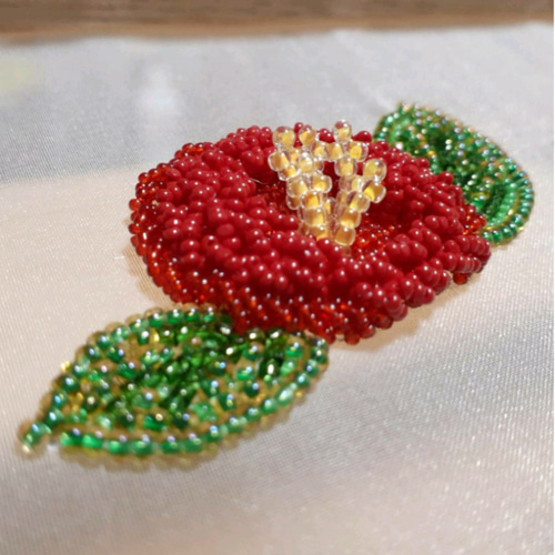 琳派 椿のブローチ(黒侘助) ＊オートクチュールビーズ刺繍 ブローチ