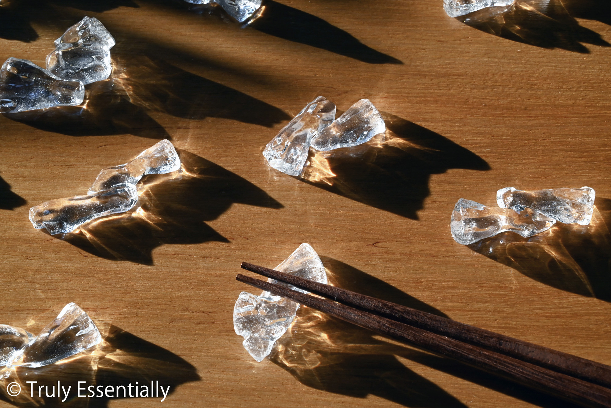 【５点セット】 ● 透明ガラスの箸置き＃３ -「 KAKERAのヒカリ 」