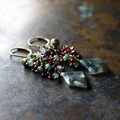 モスアゲートとたわわなガーネット、ハーキマーダイヤモンド、民族鈴の  