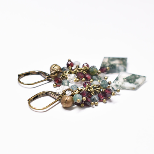 モスアゲートとたわわなガーネット、ハーキマーダイヤモンド、民族鈴の  