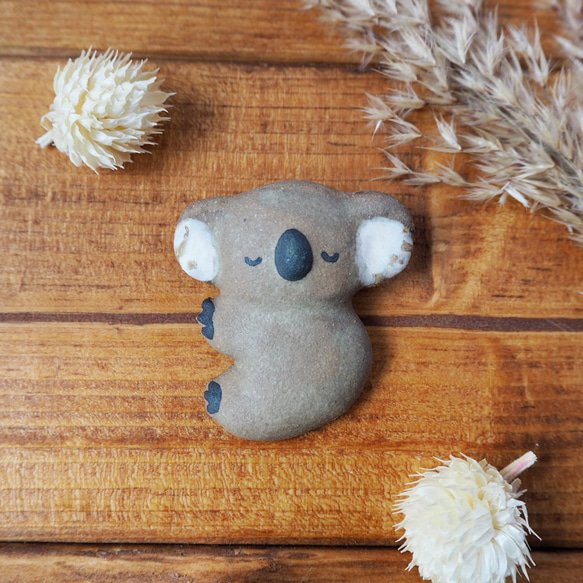 陶ブローチ コアラ ブローチ アトリエ日曜日 通販 15577867｜Creema