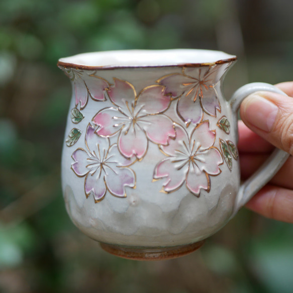 京焼・清水焼  マグカップ　（イッチン装飾　桜・ピンクとパープル） 1枚目の画像