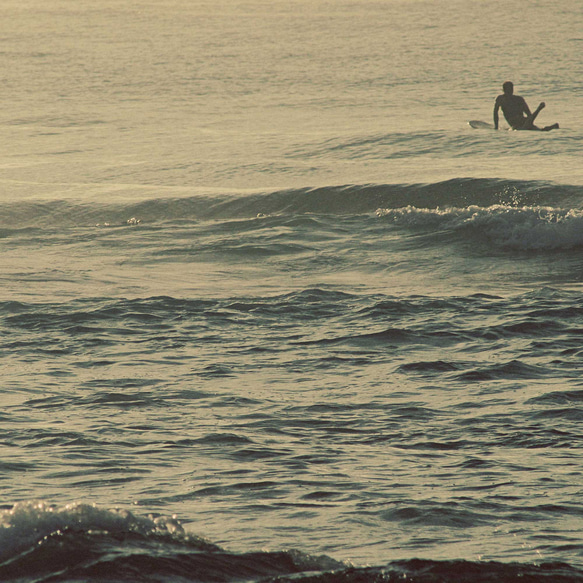 夕暮れのハワイ オーシャンビューに響くサーファーの調べ - 穏やかな波を捉えたサーフィンポスター 5枚目の画像