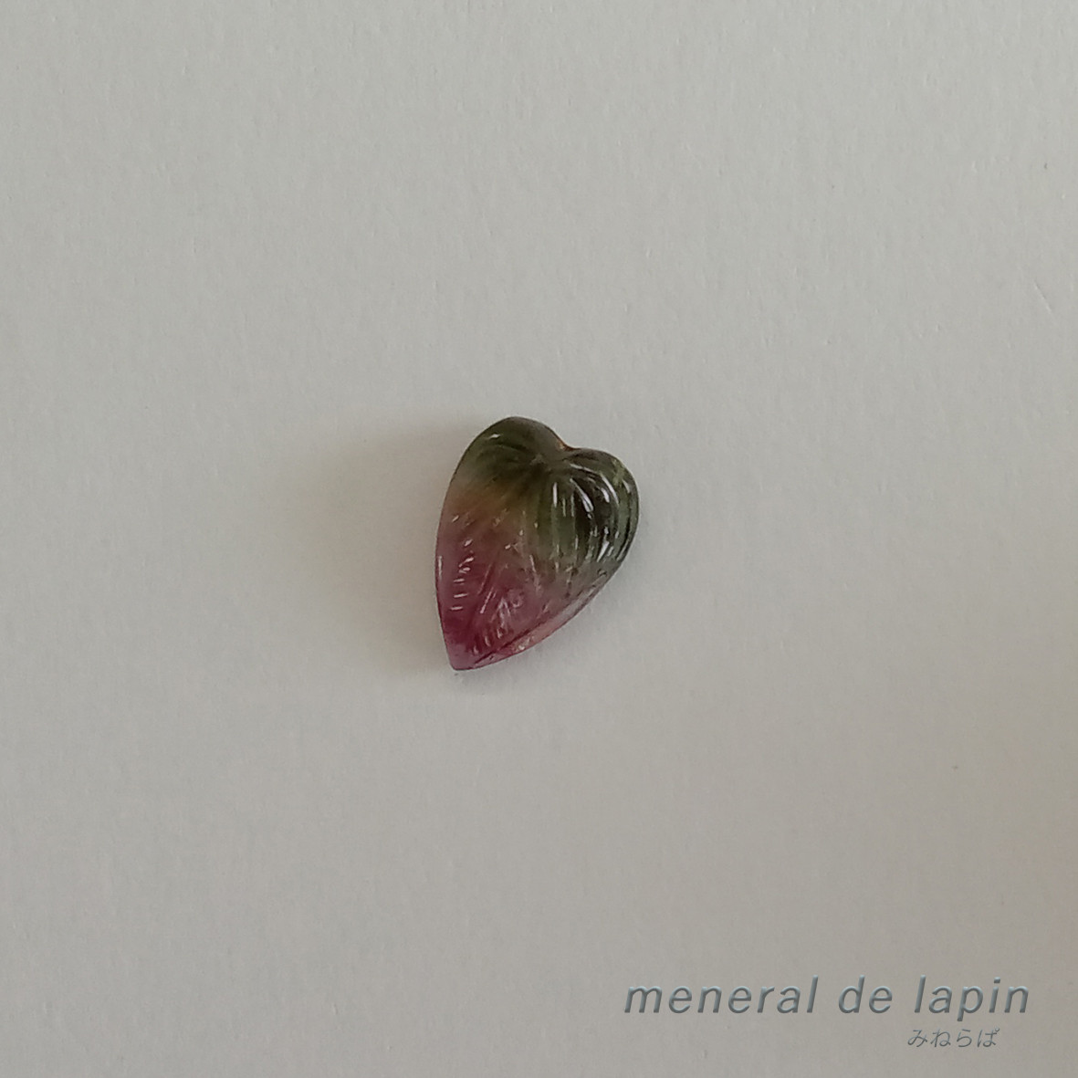 バイカラー トルマリン  ルース　2.32カラット　リーフ カービング