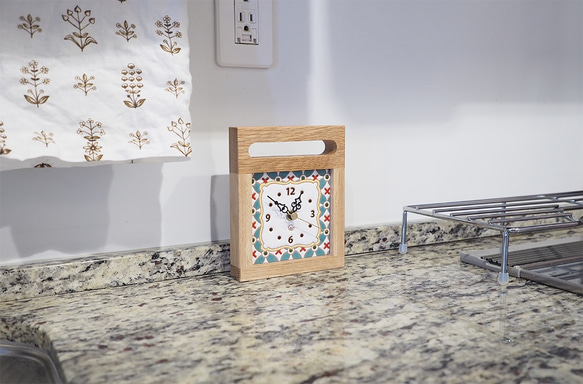 【みなみ様オーダー品】スペインタイルと無垢材の木枠の置き時計（エメラルド） 6枚目の画像