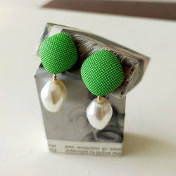 グリーンのヴィンテージガラスボタンとパールのイヤリング 1枚目の画像