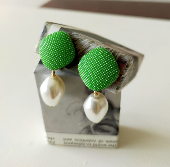 グリーンのヴィンテージガラスボタンとパールのイヤリング 1枚目の画像