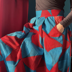 再販！艶やかなアフリカ布 大きめタックの細見えロングスカート 8枚目の画像