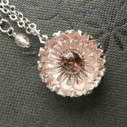 繊細なピンク色の花 チェコガラスボタン ペンダント ネックレス 5枚目の画像