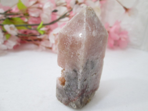 桜色の天然石　原石　ピンクアメジスト　オベリスク　１０４ｇ 7枚目の画像