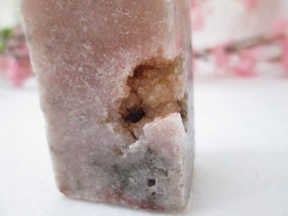 桜色の天然石　原石　ピンクアメジスト　オベリスク　１０４ｇ 6枚目の画像
