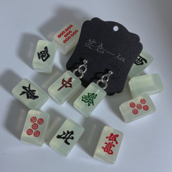 希少 うっすら緑の可愛いミニ麻雀牌 ～人気牌～ ピアス（スタッド・一