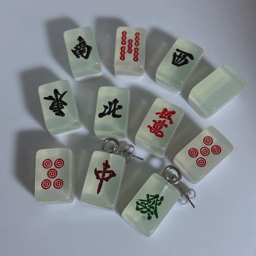 希少 うっすら緑の可愛いミニ麻雀牌 ～人気牌～ ピアス（スタッド・一