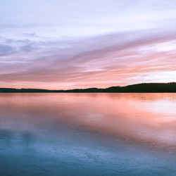 北欧の夕暮れの湖畔マジック:ピンクとブルーのグラデーション空、穏やかな湖面のリフレクションアートポスター 5枚目の画像