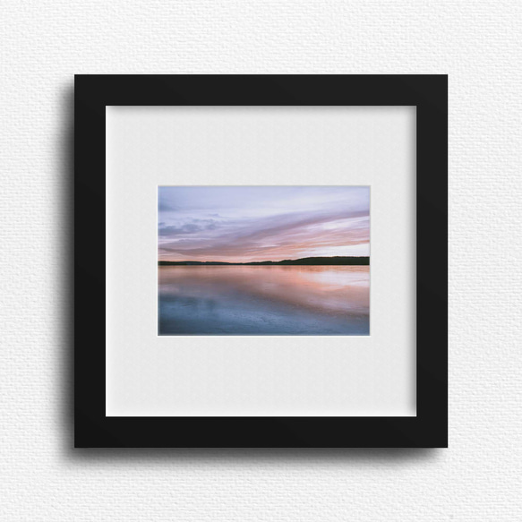 北欧の夕暮れの湖畔マジック:ピンクとブルーのグラデーション空、穏やかな湖面のリフレクションアートポスター 2枚目の画像