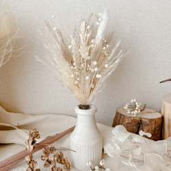 パンパスグラスと小花のミニブーケ　ホワイト　ベージュスワッグ　ドライフラワー 1枚目の画像