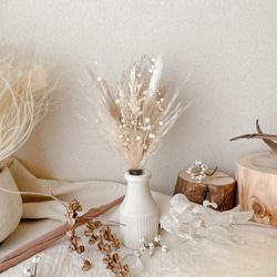 パンパスグラスと小花のミニブーケ　ホワイト　ベージュスワッグ　ドライフラワー 2枚目の画像