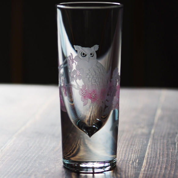 重たい酒グラス「桜とみみずく」 2枚目の画像