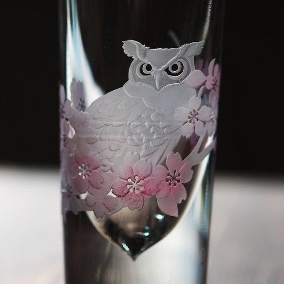 重たい酒グラス「桜とみみずく」 5枚目の画像