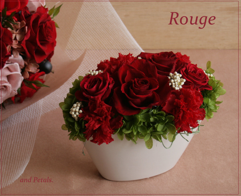 シンプルモダンな赤が眩しいアレンジメント　オーバル型がモダンなクリスマスギフト　A032