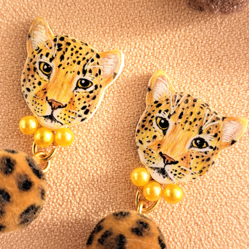 受注生産】裏まで可愛い♪おすまし豹のお洒落な豹柄フロッキービーズ  