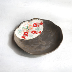 赤い金魚の菊皿（ブロンズ釉） 2枚目の画像