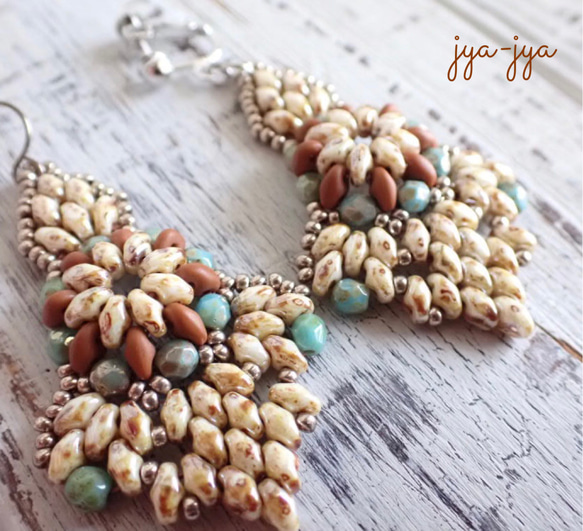 【新色】twin beads earrings - ivory  brown 1枚目の画像