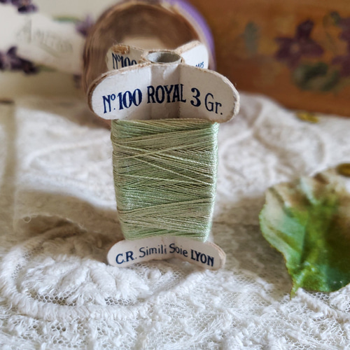 フランスアンティーク立体糸巻き