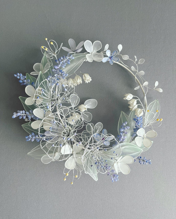 白のワイヤーリース ラベンダーとスズランのリース 三日月型