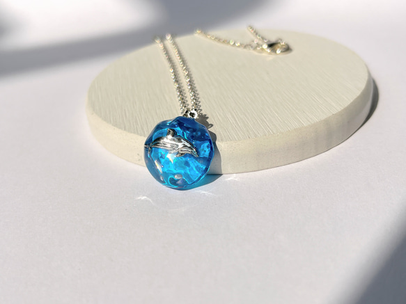 シャチの水面ネックレス / レジン / 海 ネックレス・ペンダント 華昇  